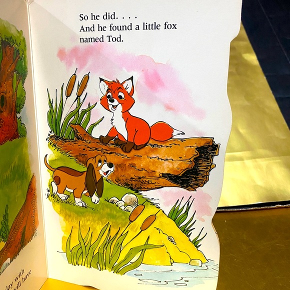 WALT DISNEY PRODUCTIONS 1981 THE FOX AND THE HOUND FINDS A FRIEND BOARD BOOK - Picture 2 of 15